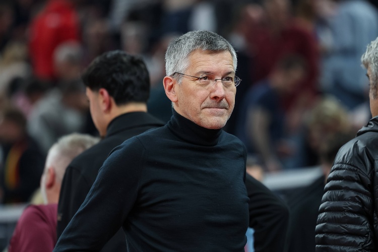 记者：拜仁周日开会员大会，海纳预计连任但球迷或再提及批评话题